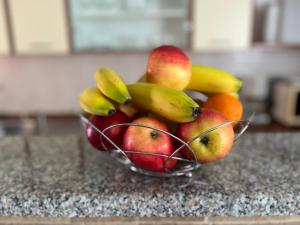 uma taça de fruta num balcão com maçãs e bananas em Holiday Home Božica em Ličko Lešće