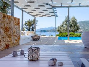 een patio met uitzicht op het water bij Villa Saphora Sea Front Villa in Évyiros