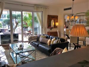 sala de estar con sofá y mesa en La Perla de Marakech, en Estepona