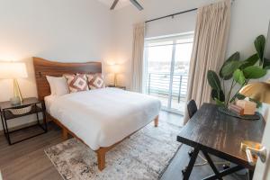Postel nebo postele na pokoji v ubytování Colony Suites