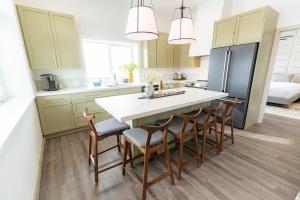 Kuchyň nebo kuchyňský kout v ubytování Colony Suites