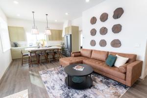 Kuchyň nebo kuchyňský kout v ubytování Colony Suites