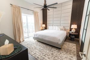 Postel nebo postele na pokoji v ubytování Colony Suites + 283 fotografií