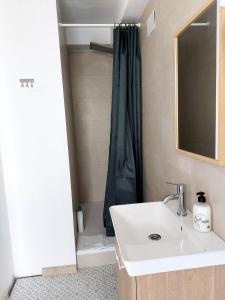 W łazience znajduje się umywalka i prysznic. w obiekcie Habitaciones Barra89 w Walencji