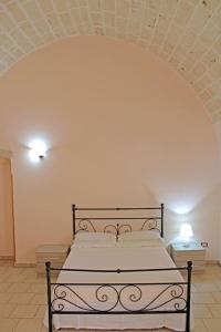 um quarto com uma cama num quarto com um tecto em Le 3 volte/ Antica dimora em Spongano