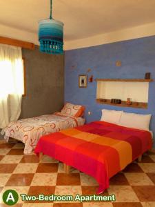 1 Schlafzimmer mit 2 Betten in einem Zimmer in der Unterkunft dar zaiouane in Berga