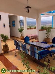ein Wohnzimmer mit einem Tisch und Stühlen im Zimmer in der Unterkunft dar zaiouane in Berga