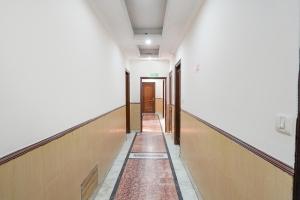 pusty korytarz w budynku biurowym w obiekcie FabHotel De Gold w Nowym Delhi