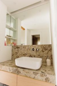 y baño con lavabo blanco y espejo. en Family Resort Urania en Baška Voda