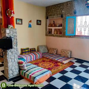ein Wohnzimmer mit 2 Sofas und einem TV in der Unterkunft dar zaiouane in Berga