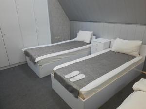 İndian hostel في باكو: سريرين في غرفة صغيرة بها