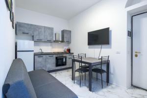 a living room with a table and a kitchen at Easylife - Appartamento elegante moderno e accogliente - la tua oasi in città in Milan