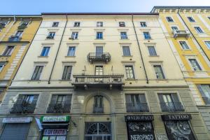 a tall building with a balcony in front of it at Easylife - Appartamento elegante moderno e accogliente - la tua oasi in città in Milan