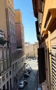 vistas a una calle de la ciudad con edificios y coches en Fontana Luxury Home, en Roma