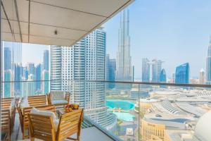 d'un balcon avec des chaises et une vue sur la ville. dans l'établissement EDEN'S Homes & Villas - Boulevard Point, à Dubaï