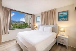 une chambre avec un grand lit et une grande fenêtre dans l'établissement Mountain View Oasis, Steps from Beach with Parking!, à Honolulu 48 autres photos