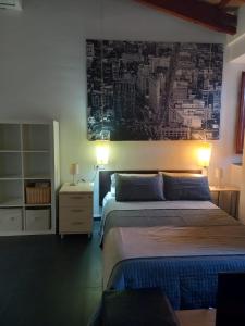 um quarto com duas camas e um quadro na parede em Valencia Central Loft em Valência