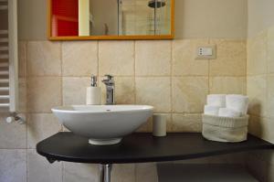 un bagno con lavandino su un bancone nero di B&B Kapì Country ad Alghero