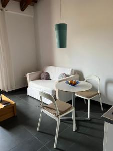 uma sala de estar com uma mesa e um sofá em Valencia Central Loft em Valência