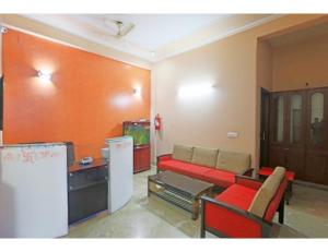 sala de estar con sofá y nevera en Hotel Chandrajyoti, Deoghar, en Deoghar