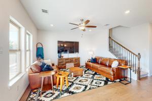 sala de estar con sofá y mesa en Clear Lake Shores, en Seabrook