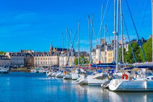 Ein paar Boote sind in einem Yachthafen angedockt. in der Unterkunft Villa du Douanier Nature d'Exception Proche Centre Ville et Vue sur le Golfe du Morbihan in Vannes