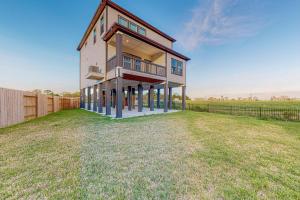 una imagen de una casa con un patio en Clear Lake Shores en Seabrook