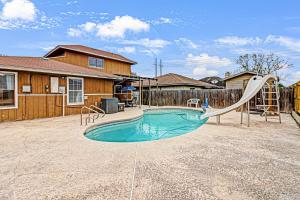 una piscina con tobogán y un parque infantil en Hidden Treasure, en Corpus Christi
