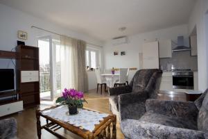 Sala de estar con 2 sofás y mesa en Apartments Dino, en Makarska