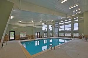 una gran piscina en un gran edificio en WP Slow Down en Winter Park
