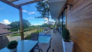 哈拉瓦科阿的住宿－Villa en la montaña，一个带桌椅的庭院和一个游泳池