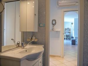 La salle de bains est pourvue d'un lavabo et offre une vue sur la chambre. dans l'établissement Beach Kite 8 posti letto - Terrazzo e parcheggio, à Grado-Pineta