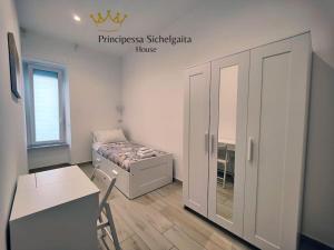Kleines Zimmer mit einem Bett und einem Schrank in der Unterkunft Principessa Sichelgaita House in Salerno