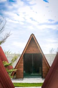 una pequeña casa de madera con techo a dos aguas en Pousada Al Mare Beach, en Luís Correia 29 fotos más