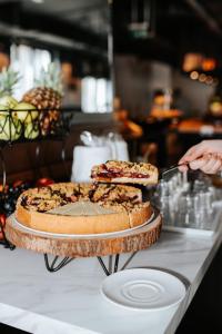 Eine Person schneidet eine Pizza auf einen Tisch. in der Unterkunft ibis Styles Wien Messe Prater in Wien