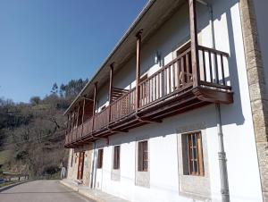 um edifício com uma varanda ao lado em Hotel San Martino em Pola de Lena