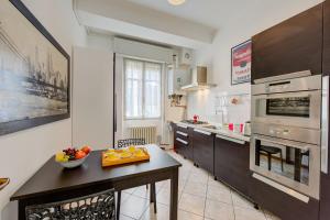 A kitchen or kitchenette at Casa Rachele Stresa Center - Happy Rentals Még 17 kép