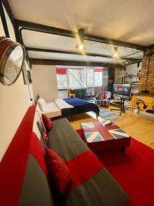 Zimmer mit 2 Betten und einem Wohnzimmer in der Unterkunft Стильная студия на Арбате золотой квадрат пересечение Абылай хана - Жибек Жолы in Almaty