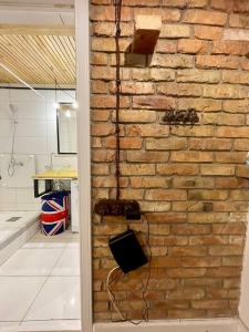ein Zimmer mit Ziegelwand und Telefon drauf in der Unterkunft Стильная студия на Арбате золотой квадрат пересечение Абылай хана - Жибек Жолы in Almaty