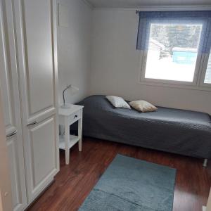 a small bedroom with a bed and a window at Mesijäinen in Pyhäjärvi