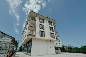 a white building with windows on the side of it at EMİSSA MOTEL in Akçatepe