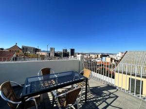 d'une table et de chaises sur un balcon avec vue. dans l'établissement Eclectic 2BR with shared terrace perfect getaway, à Gibraltar