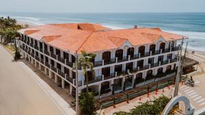 eine Luftaufnahme eines Gebäudes am Strand in der Unterkunft Montañablu Hotel in Montañita