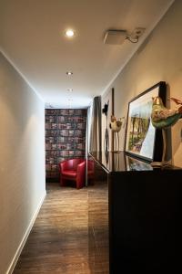 a living room with a red couch and a red chair at Boutique Hotel am Markt in Melle