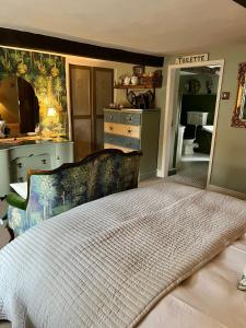 1 Schlafzimmer mit einem großen Bett und einer Küche in der Unterkunft Clarke’s Farm in Heighington