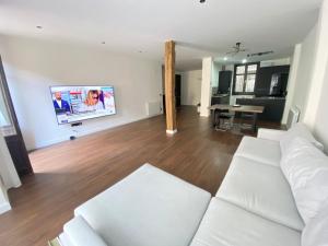 uma sala de estar com um sofá branco e uma mesa em Bilbao center apartament em Bilbao