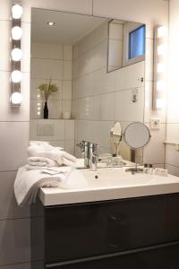 a bathroom with a white sink and a mirror at Boutique Hotel am Markt in Melle