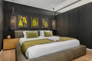 1 dormitorio con 1 cama grande en una habitación en The Iron Works Apartments en Ciudad del Cabo