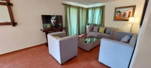 ein Wohnzimmer mit einem Sofa und einem Tisch in der Unterkunft Hotel Don Andres in Sosúa