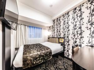 a hotel room with a bed and a window at APA Hotel Higashi Shinjuku Kabukicho Tower in Tokyo